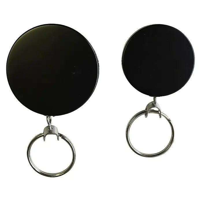 Reiher Schlüsselanhänger Kette - Länge: 60 cm, 2 Stk. - Zwei Schlüsselanhänger mit einziehbaren schwarzen Gehäusen und silbernen Schlüsselringen vor einem schwarzen Hintergrund.