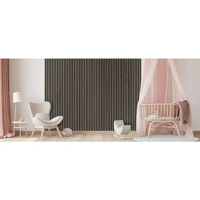FibroTech Akustikpaneel Premium - Walnut, 2.440 x 605 x 22 mm - Einrichtungsidee für ein Babyzimmer mit stilvoller Holzpaneelwand, einem Schaukelstuhl und einem Himmelbett mit zarten Vorhängen.