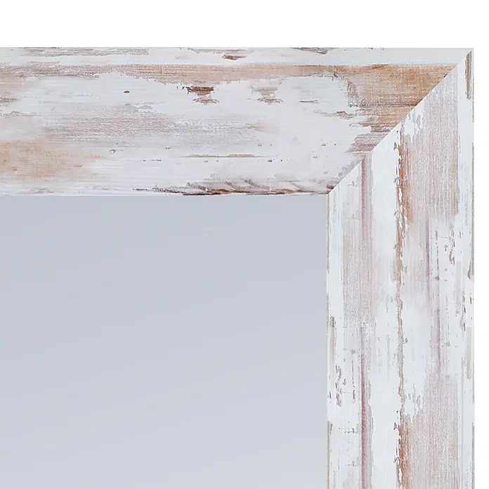 Espejo de pared DM Lisboa - 54 x 144 cm, Blanco decapado - Primer plano de un marco de madera blanca envejecida, que muestra una estética rústica y vintage.\n