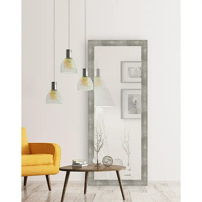 Espejo con marco XXL Génova - 76 x 186 cm, Plata, MDF - La imagen muestra un interior con elegantes lámparas colgantes, un espejo y un sillón amarillo. El punto focal es la moderna lámpara.
