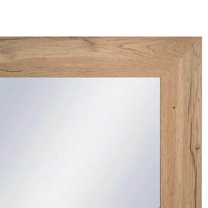 Espejo de pared DM Lisboa - 54 x 144 cm, Roble - Primer plano de un espejo con marco de madera, destacando la veta natural y la textura de la madera.