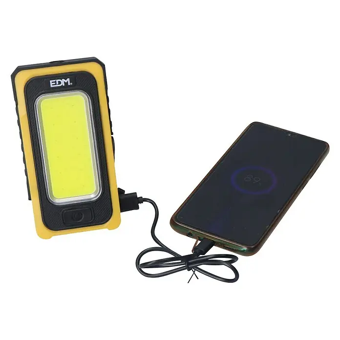 Linterna Solar - 250 lm - 750 lm, IP20 - La imagen muestra una lámpara de trabajo LED EDM amarilla y negra cargando un teléfono inteligente. La pantalla de la batería del teléfono muestra el 89%.