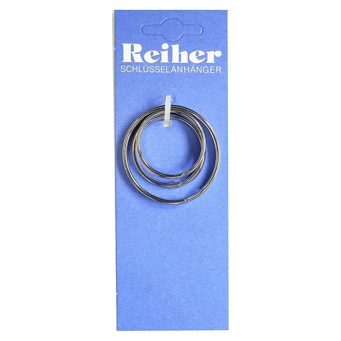 Reiher Schlüsselring-Set - 3 Stk., Vernickelt, Silber, ⌀ 35/38/50mm - Die Abbildung zeigt ein blaues Display mit drei Schlüsselringen der Marke Reiher, die ordentlich befestigt und zur Präsentation aufgehängt sind.