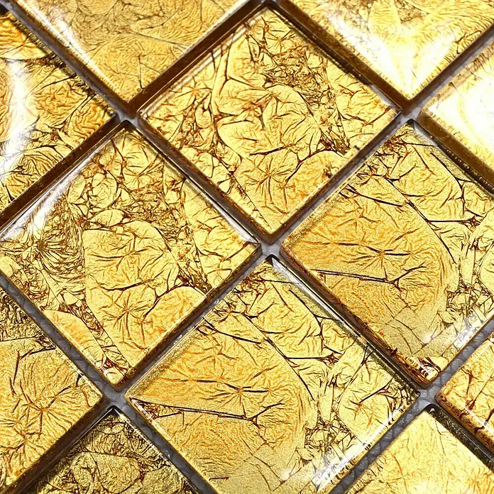 Mosaikfliese Quadrat Crystal Uni XCM 8GO25 - 30 x 30 cm, Gold, Glänzend - Detailansicht von quadratischen Goldmosaikfliesen. Die Textur erinnert an zerknittertes Blattgold.