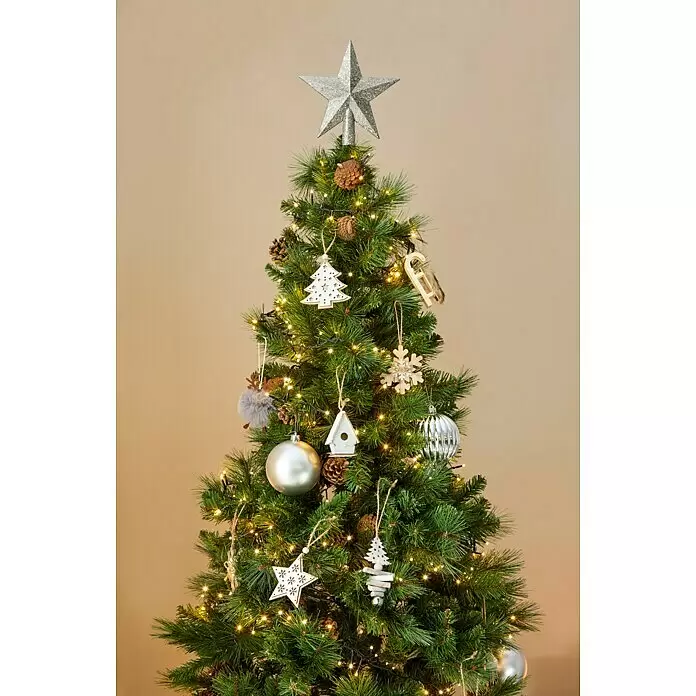 Árbol de Navidad artificial Canmore - Altura: 185 cm, Verde - Un árbol de Navidad decorado con una estrella plateada, luces iluminadas y varios adornos de madera plateados y blancos.