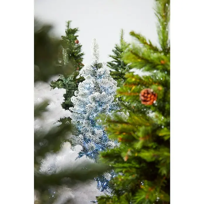Árbol de Navidad artificial Imperial Pine - Altura: 210 cm, Blanco - Un primer plano de varios árboles de Navidad artificiales, incluyendo un árbol nevado con luces azules.