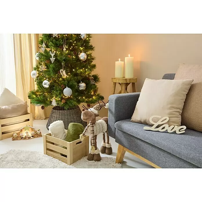 Árbol de Navidad artificial Canmore - Altura: 185 cm, Verde - Acogedora sala de estar decorada para Navidad con árbol iluminado, sofá gris, reno de peluche y detalles festivos.