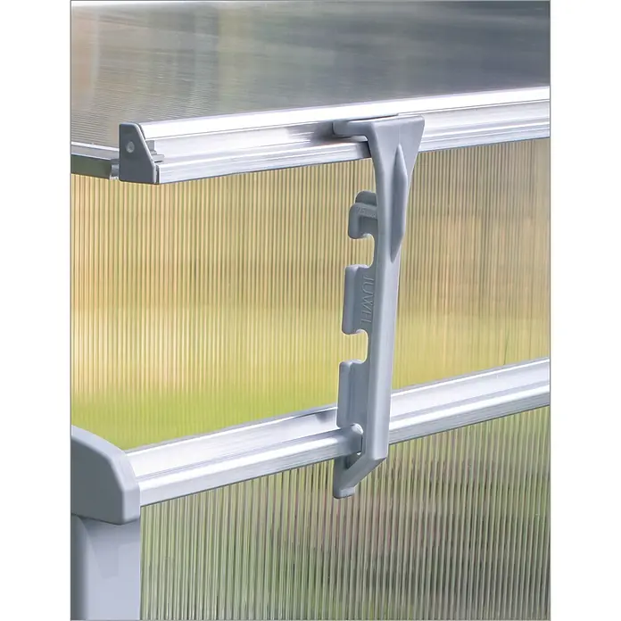 Juwel Easy Fix Doppelfrühbeet - 100 x 120 x 40 cm - Nahaufnahme einer grauen JUWEL-Gewächshausklammer, die an einem Aluminiumrahmen befestigt ist und eine sichere Befestigung gewährleistet.