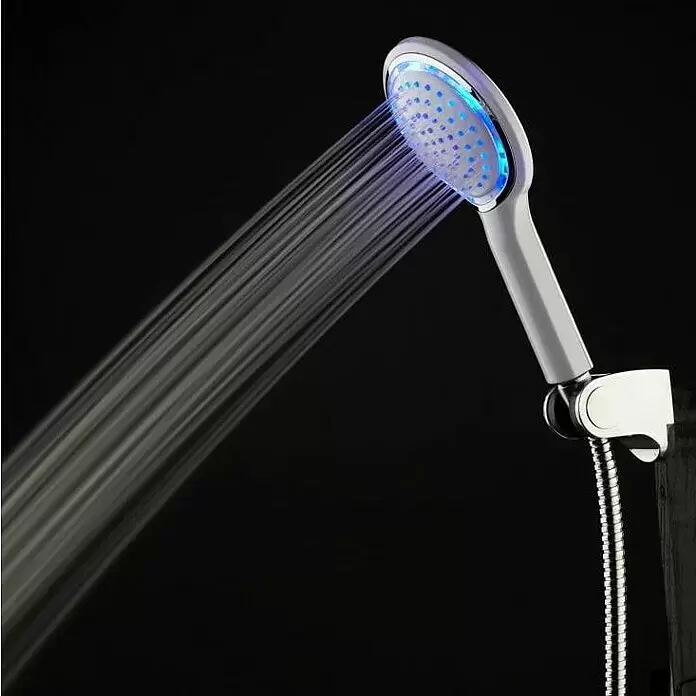 Camargue LED-Handbrause - Weiß/Chrom, Durchmesser: 12 cm - Weißer und verchromter Handbrausekopf, der Wasser sprüht, beleuchtet von blauen LED-Lichtern.