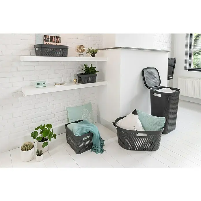 Curver Aufbewahrungsbox Infinity - L x B x H: 35,6 x 26,6 x 21,8 cm, Kunststoff, Grau - Eine Inneneinrichtung mit verschiedener Aufbewahrungskörben. Die Körbe sind aus Kunststoff und haben ein Lochmuster.