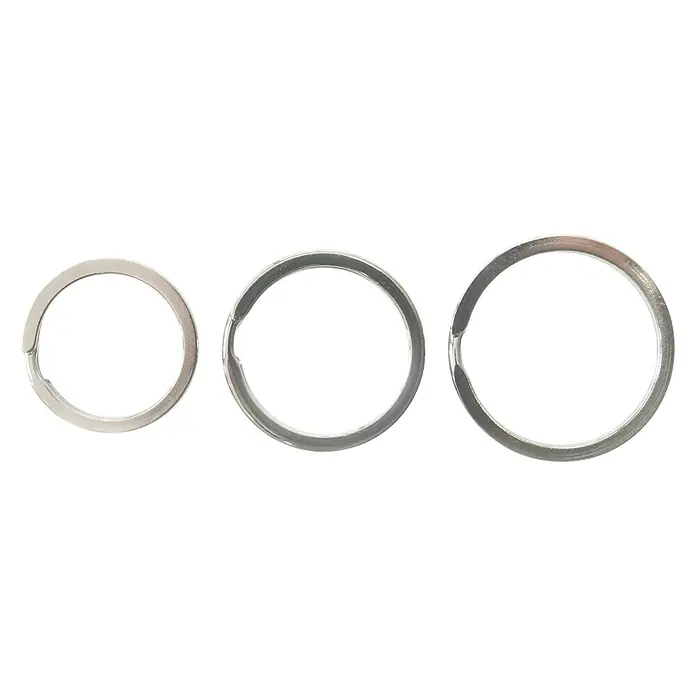 Reiher Schlüsselring-Set - 3 Stk., Vernickelt, ⌀ 26/30/35mm - Das Bild zeigt drei Schlüsselringe aus Metall, die auf einem schwarzen Hintergrund liegen und in ihrer Größe variieren.
