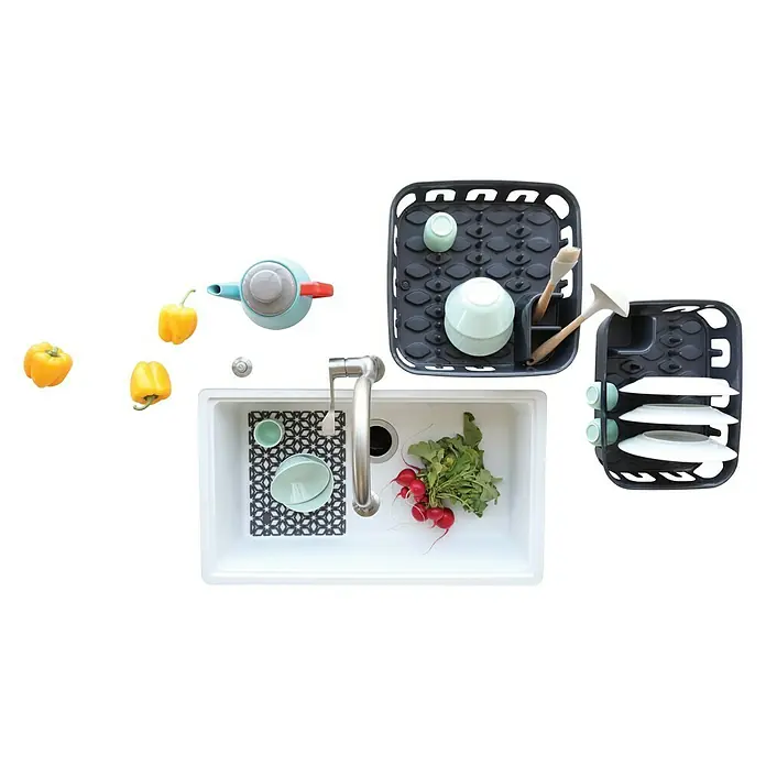 Curver Geschirrkorb Essentials - L x B x H: 29,1 x 39,1 x 10,9 cm, Kunststoff, Anthrazit - Küchenspüle mit gelben Paprika, Radieschen und Geschirr mit Geschirrablagen.