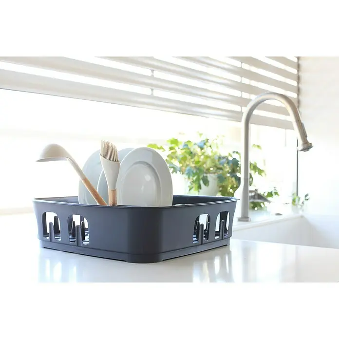 Curver Geschirrkorb Essentials - L x B x H: 39,1 x 39,1 x 10,9 cm, Kunststoff, Anthrazit - Geschirrständer mit Geschirr und Küchenutensilien auf einer Küchentheke neben einer Spüle mit Wasserhahn und einem Fenster.