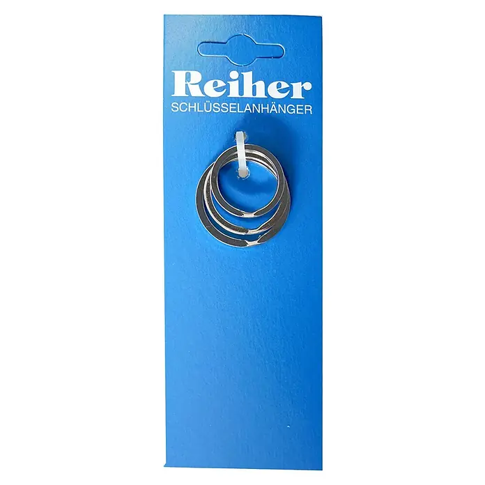 Reiher Schlüsselring-Set - 3 Stk., Vernickelt, ⌀ 26/30/35mm - Nahaufnahme von "Reiher Schlüsselanhänger", bestehend aus Schlüsselringen, präsentiert auf einer blauen Verpackung.