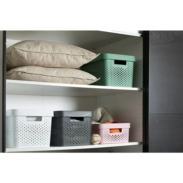 Curver Aufbewahrungsbox Infinity - L x B x H: 26 x 17,5 x 12,3 cm, Kunststoff, Weiß - Aufnahme eines Regals mit zwei Kissen und farbigen Körben, ideal zur Aufbewahrung und Organisation von Gegenständen.