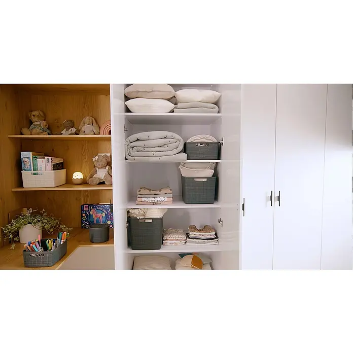 Curver Aufbewahrungsbox Jute - L x B x H: 36 x 27 x 15 cm, Kunststoff, Anthrazit - Ein Kleiderschrank mit Ablagen, der mit Textilien und Spielzeug gefüllt ist, sorgt für Ordnung und Übersicht im Kinderzimmer.