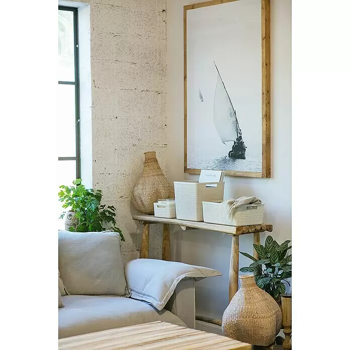 Curver Aufbewahrungsbox Jute - L x B x H: 27 x 20 x 11 cm, Kunststoff, Creme - Helle geflochtene Aufbewahrungskörbe auf einem rustikalen Holztisch, zur Organisation von Büchern und einer Decke.