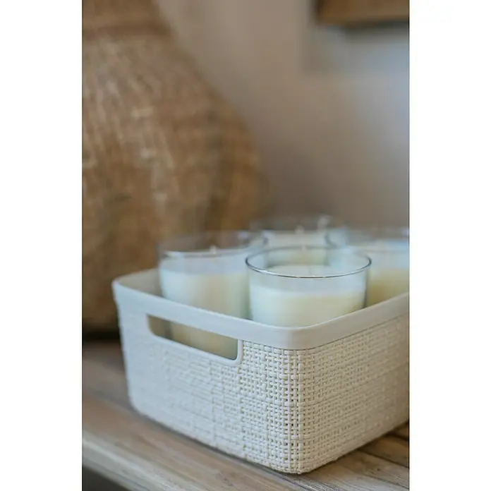 Curver Aufbewahrungsbox Jute - L x B x H: 27 x 20 x 11 cm, Kunststoff, Creme - Kerzen in einem Weidenkorb. Die Kerzen sind weiß und in durchsichtigen Gläsern, was eine gemütliche Atmosphäre erzeugt.