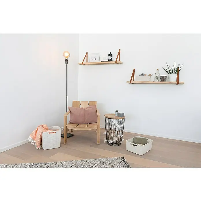 Curver Aufbewahrungsbox Jute - L x B x H: 36 x 27 x 15 cm, Kunststoff, Creme - Ein stilvolles Interieur mit hellen Holzböden, Regalen mit Lederriemen und einer Lampe, die ein warmes, einladendes Licht spendet.