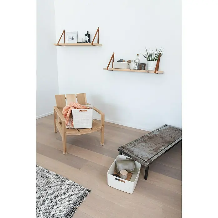 Curver Aufbewahrungsbox Jute - L x B x H: 27 x 20 x 11 cm, Kunststoff, Creme - Helle, moderne Wohnzimmeraufnahme mit Holzregalen, einem Holzsessel und Aufbewahrungskörben, die eine minimalistische Ästhetik präsentieren.