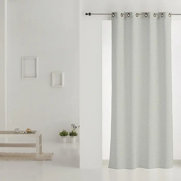 Cortina con ollaos Multi Hojas - An x Al: 140 x 260 cm, Gris, Materiales naturales - Un panel de cortina gris con un patrón geométrico cuelga de una barra, proporcionando privacidad y control de luz.