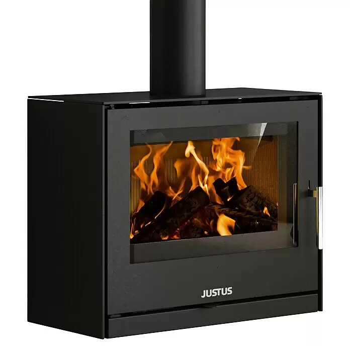 Justus Wandhalterung - Passend für: Justus Kaminofen Dias - Schwarzer Kaminofen mit großer Glastür, die helle Flammen und Holzscheite zeigt, mit oberem Schornsteinrohr und „JUSTUS“-Schriftzug.