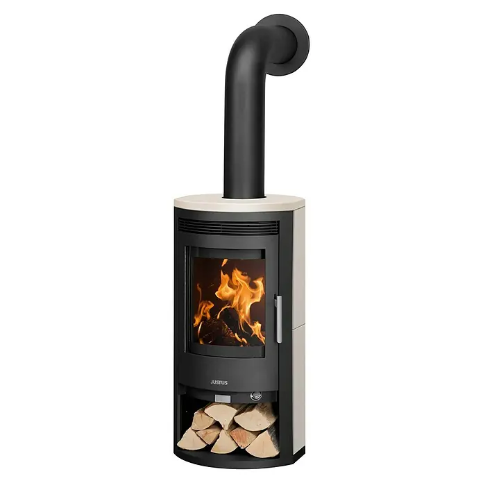 Justus Kaminofen Baltrum D 2.0 - 5,5 kW, Raumheizvermögen: 88 m³, Schwarz/Kalkstein - Ein Justus Kaminofen mit Holzscheiten und einem auffälligen Rauchrohr. Er spendet Wärme und ist ein Blickfang in jedem Raum.