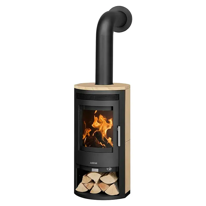 Justus Kaminofen Baltrum D 2.0 - 5,5 kW, Raumheizvermögen: 88 m³, Sandstein/Schwarz - Ein Kaminofen mit Holzscheiten unten und einem schwarzen Rauchrohr, das oben herausragt, perfekt für gemütliche Abende.