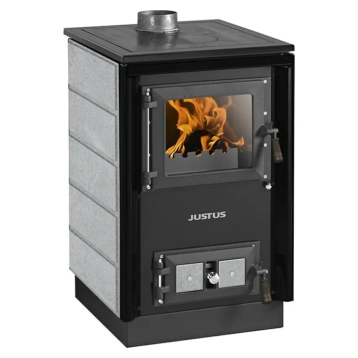 Justus Kaminofen Rustico 50 2.0 - 7 kW, Raumheizvermögen: 144 m³, Material Verkleidung: Speckstein, Schwarz - Nahaufnahme eines Justus-Kaminofens mit Sichtfenster und Holzfeuer. Dekoratives Design mit Steinelementen an der Seite.