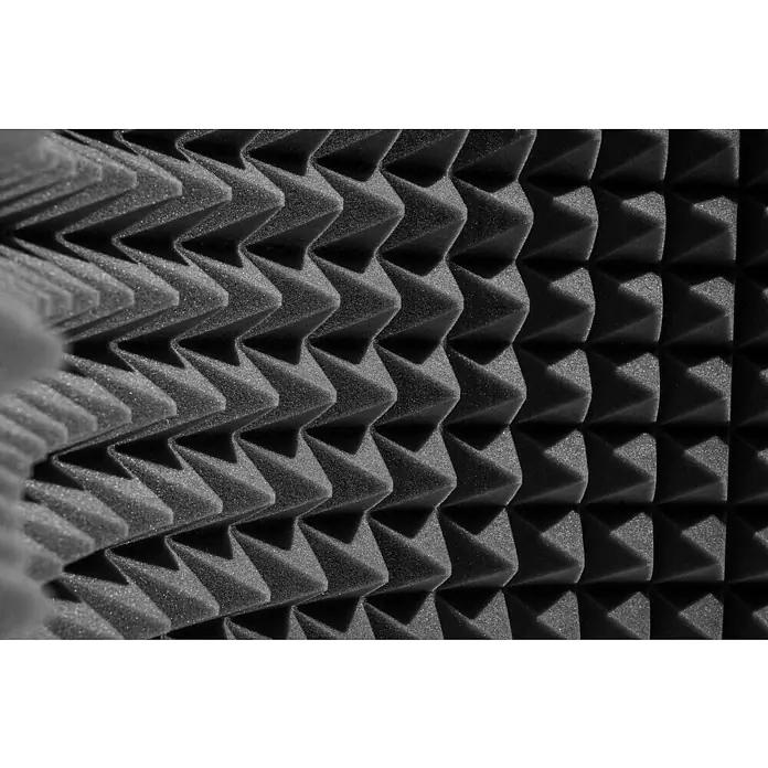 Noppenschaum Akupur - Pyramide, 100 x 50 x 4 cm, PU-Schaum - Nahaufnahme von Schallabsorptionsplatten, die zur Geräuschreduzierung und Verbesserung der Akustik in Räumen verwendet werden.