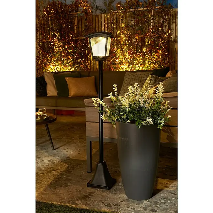 Luxform Minesota Farola LED Solar - Altura: 108,5 cm, Negro, IP33 - Elegante escena exterior con una lámpara de jardín negra decorativa, que crea un ambiente cálido y acogedor para disfrutar al aire libre.