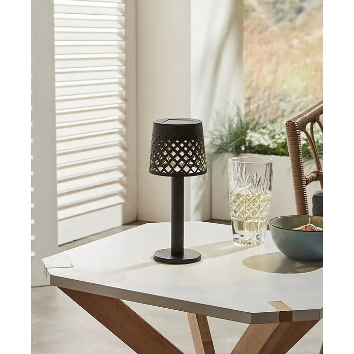 Luxform Manacor Lámpara de sobremesa solar - Negro, Ø x Al: 9 x 22 cm - Lámpara de mesa decorativa de energía solar para uso en exteriores. La luz brilla a través del patrón de celosía, creando un ambiente acogedor.
