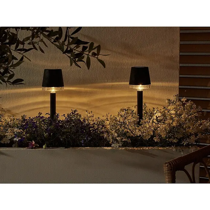 Luxform Cala D'Or Estaca solar - L x An x Al: 8 x 8 x 26 cm, Negro, IP44, 1 lm - Ambiente de jardín con dos lámparas solares que iluminan los parterres y crean un ambiente acogedor.
