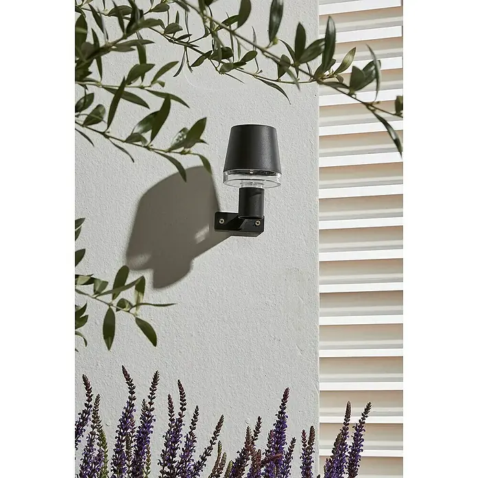 Luxform Cala D'Or Aplique solar para exterior - L x An x Al: 8 x 8 x 13,5 cm, Negro - Primer plano de una elegante lámpara de pared negra para exteriores, que proporciona iluminación ambiental para cualquier espacio.