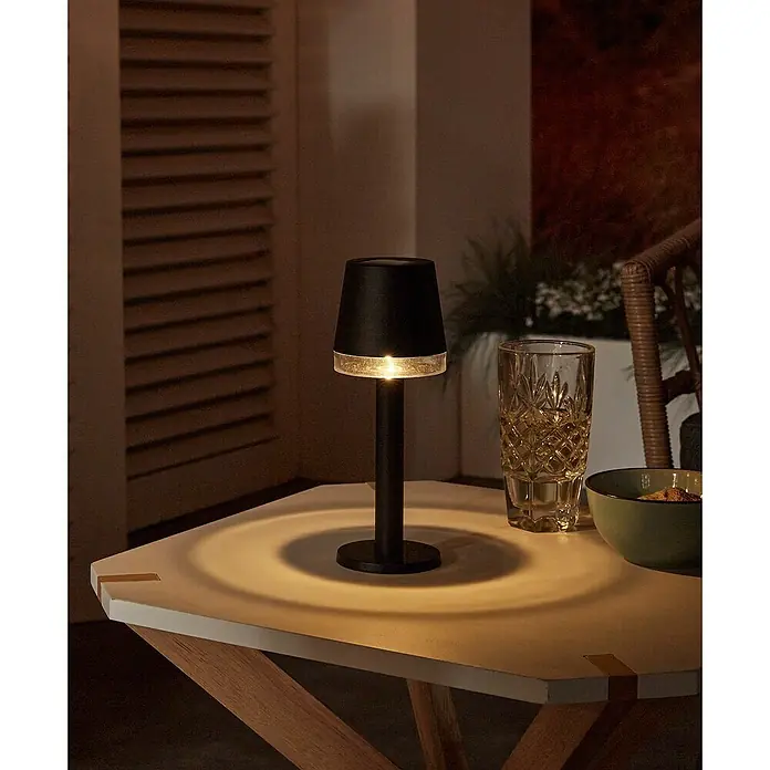 Luxform Cala D'Or Lámpara de sobremesa solar - Negro, IP44, Ø x Al: 8 x 22 cm - Elegante lámpara de mesa negra. Perfecta para crear ambiente en noches al aire libre o como elemento decorativo en interiores.