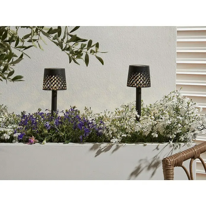 Luxform Manacor Estaca solar - L x An x Al: 9 x 9 x 26 cm, Negro, 1 lm - Luces solares decorativas de metal con estampado de filigrana en un parterre que crean iluminación ambiental de jardín.