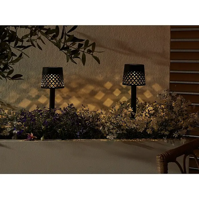 Luxform Manacor Estaca solar - L x An x Al: 9 x 9 x 26 cm, Negro, 1 lm - Dos luces solares con un delicado patrón proporcionan una luz cálida entre las flores, perfectas para noches de jardín atmosféricas y un ambiente acogedor.
