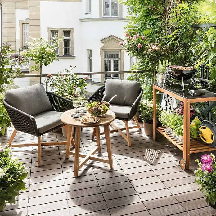 Kingstone Kugelgrill Cutie Pie - Durchmesser Grillfläche: 37 cm, Schwarz - Ein einladender Balkon mit zwei Sesseln, einem Tisch mit Salat und einem Grillwagen, dekoriert mit Pflanzen, für entspannte Stunden im Freien.