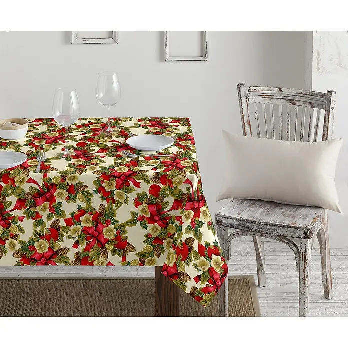 Mantel para mesa a metros Navideño Lazos - 140 cm, Textil, Rojo/Verde - Mesa de comedor festiva con un mantel navideño con un diseño floral y de lazos, creando un ambiente cálido y acogedor.