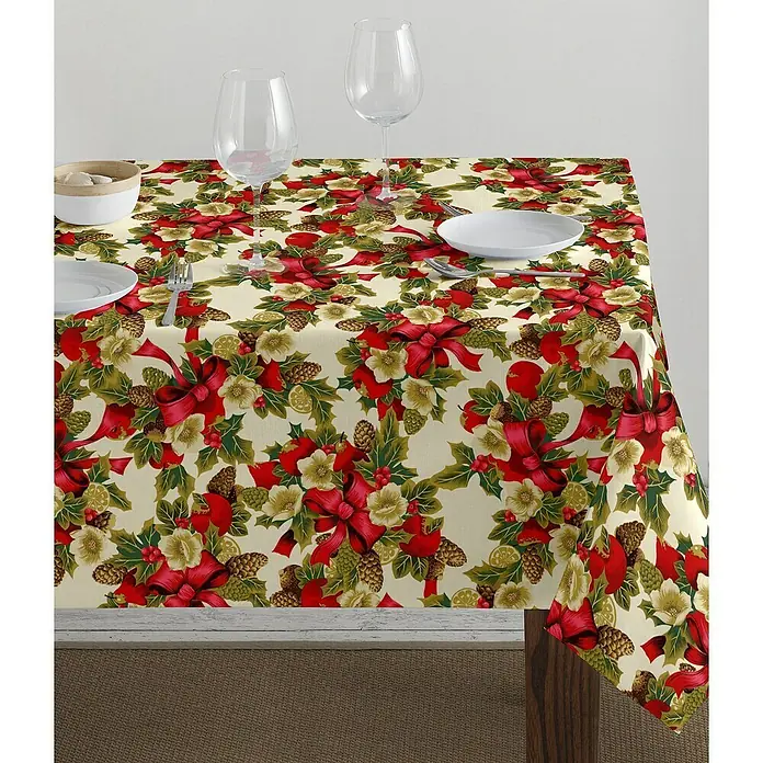 Mantel para mesa a metros Navideño Lazos - 140 cm, Textil, Rojo/Verde - Mantel festivo con estampado navideño, ideal para la temporada de fiestas. Lazos rojos, piñas y flores adornan el mantel de color crema.