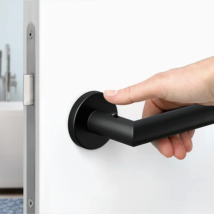 Diamond Doors Zimmertürgarnitur Moderna Smart2lock - Stärke Tür: 38 mm - 45 mm, Edelstahl, L-Form, Graphitschwarz, DIN Anschlag: Rechts, Passend für: Türen ohne Schlüssellochbohrung, Türen mit Schlüssellochbohrung benötigen zusätzlich eine Blindrosette - Nahaufnahme eines modernen schwarzen Türgriffs mit einer Hand, der eine elegante und funktionale Ergänzung für jedes Interieur darstellt.