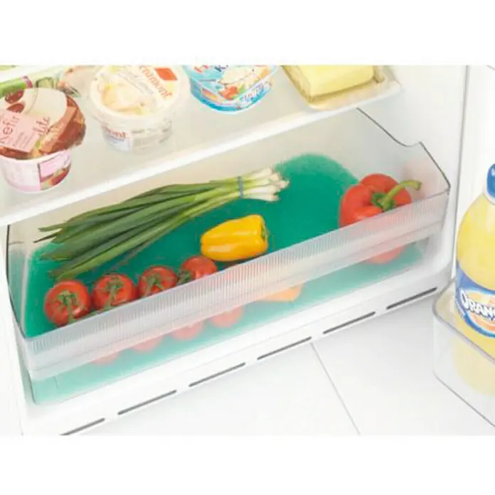 Wenko Kühlschrankmatte - Länge: 29 cm, Polyurethan - Kühlschrank Schublade mit Gemüse und Joghurt.