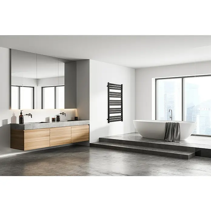 TVS Design Badheizkörper Paso 15-500 - B x H: 500 x 1.120 mm, Wärmeleistung bei Vorlauftemperatur von 75 °C (D: 50): 283 W, Schwarz - Helles Badezimmer mit moderner Einrichtung, darunter ein schwarzer Handtuchwärmer an der Wand und eine freistehende Badewanne.