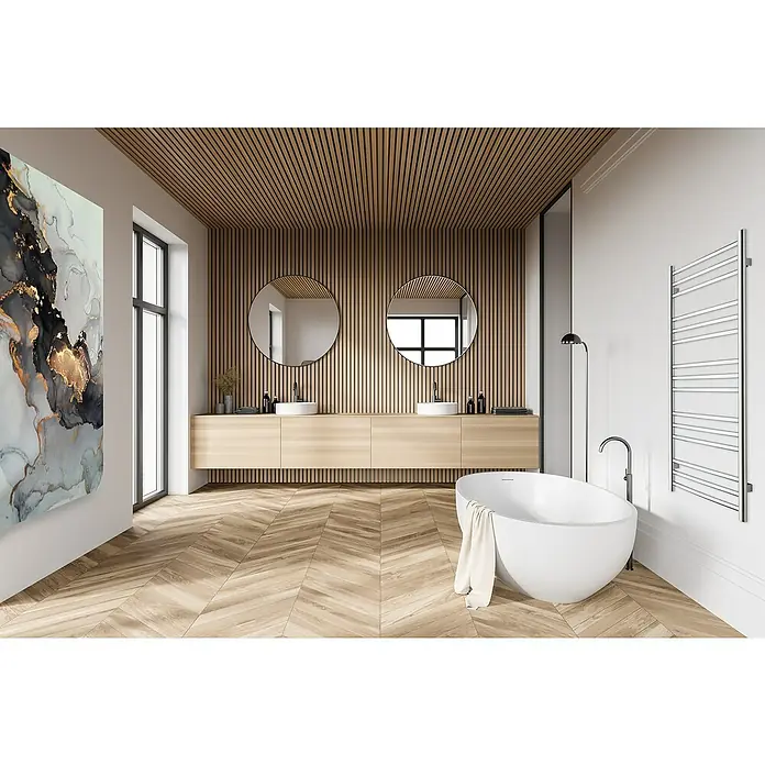 TVS Design Badheizkörper Pivo 15-500 - B x H: 500 x 990 mm, Wärmeleistung bei Vorlauftemperatur von 75 °C (D: 50): 131 W, Chrom - Badezimmer-Design mit freistehender Badewanne, Waschtisch mit zwei Waschbecken, runden Spiegeln und Holzpaneelen an Wand und Decke.