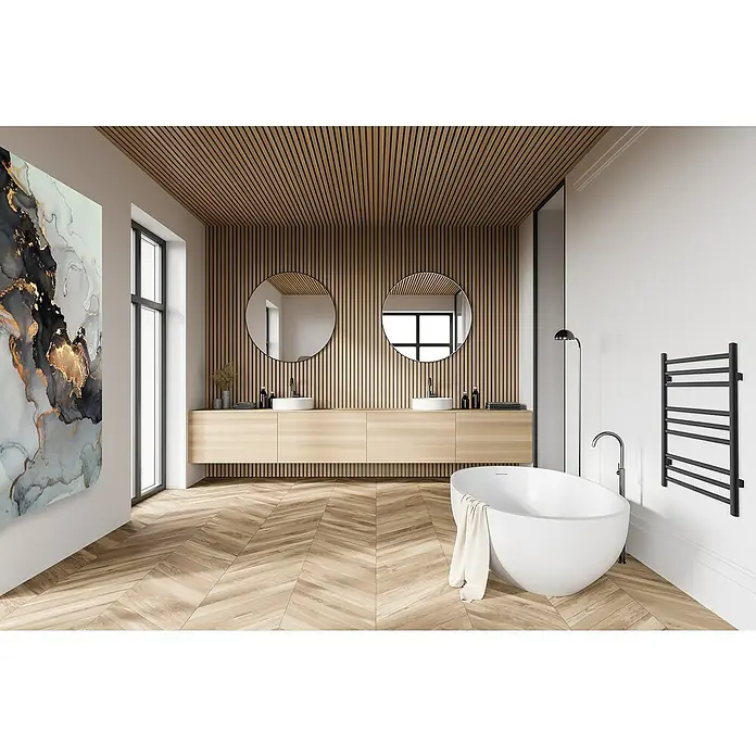 TVS Design Badheizkörper Pivo 9-500 - B x H: 500 x 590 mm, Wärmeleistung bei Vorlauftemperatur von 75 °C (D: 50): 124 W, Schwarz - Badezimmer mit freistehender Badewanne, Doppelwaschtisch mit runden Spiegeln und Holzvertäfelung für eine warme und moderne Atmosphäre.