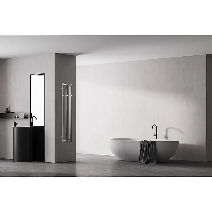 TVS Design Badheizkörper Vino 3 - B x H: 250 x 1.400 mm, Wärmeleistung bei Vorlauftemperatur von 75 °C (D: 50): 98 W, Chrom - Elegantes Badezimmer mit freistehender Badewanne und modernem Handtuchwärmer, minimalistisches Design für stilvolle Entspannung.