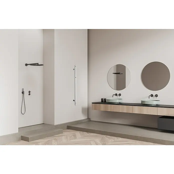 TVS Design Elektro-Badheizkörper Eldo 1 F - B x H: 600 x 1.400 mm, Edelstahl - Ein modernes Badezimmer mit stilvoller Dusche, Waschtischen und runden Spiegeln, die ein elegantes und minimalistisches Design präsentieren.