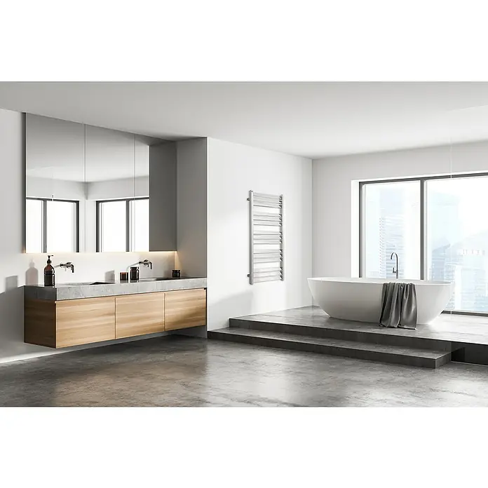 TVS Design Badheizkörper Paso 15-500 - B x H: 500 x 1.120 mm, Wärmeleistung bei Vorlauftemperatur von 75 °C (D: 50): 174 W, Chrom - Elegantes Badezimmer mit einem modernen Handtuchwärmer an der Wand, der für warme Handtücher nach dem Baden sorgt. Das luxuriöse Design ergänzt die minimalistische Ästhetik.