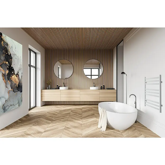 TVS Design Badheizkörper Pivo 9-500B x H: 50 x 59 cm, Wärmeleistung bei Vorlauftemperatur von 75 °C (D: 50): 124 W, Weiß - Ein modernes Badezimmer mit einer freistehenden Badewanne, einem Waschtisch mit zwei Becken und Holzdetails, die eine warme und einladende Atmosphäre schaffen.