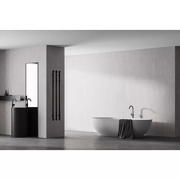 TVS Design Badheizkörper Vino 3 - B x H: 250 x 1.400 mm, Wärmeleistung bei Vorlauftemperatur von 75 °C (D: 50): 159 W, Schwarz - Modernes Badezimmer mit weißer freistehender Badewanne, schwarzem zylindrischem Waschbecken und schwarzem Handtuchwärmer. Mit schwarzen Armaturen.